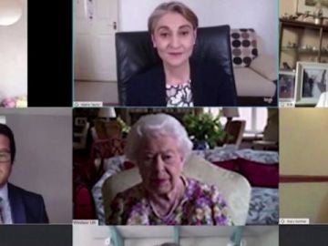 La reina Isabel II participa en su primera videollamada por la pandemia de coronavirus