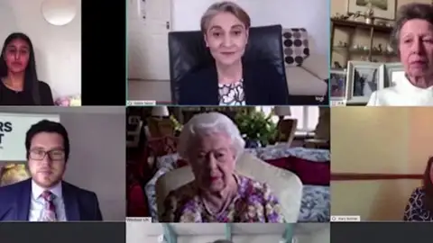 La reina Isabel II participa en su primera videollamada por la pandemia de coronavirus La reina Isabel II participa en su primera videollamada por la pandemia de coronavirus