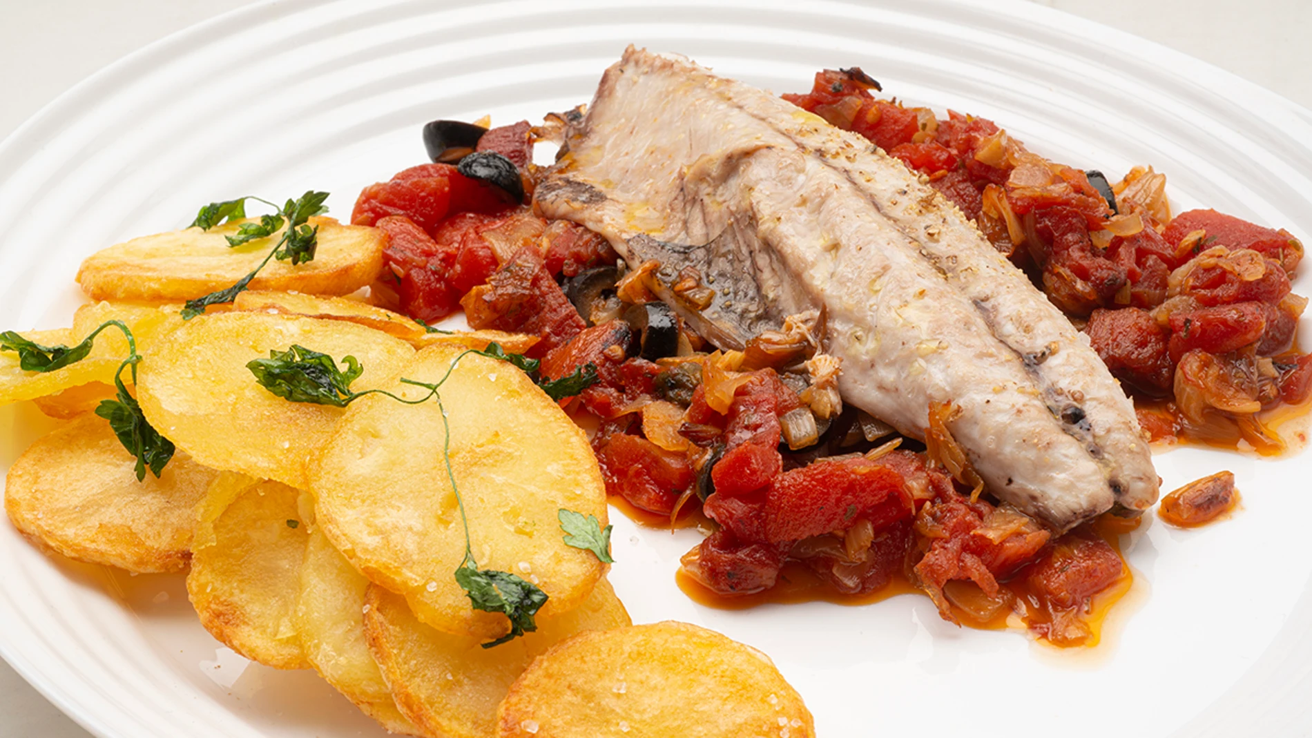 Receta de verdel con patatas y tomate, de Karlos Arguiñano: un pescado que estará hecho en tan solo 6 minutos