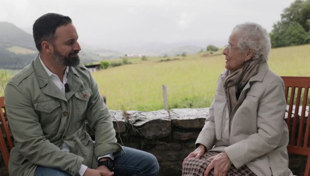 Elecciones gallegas 2020: Santiago Abascal habla con su abuela de su amor por Galicia