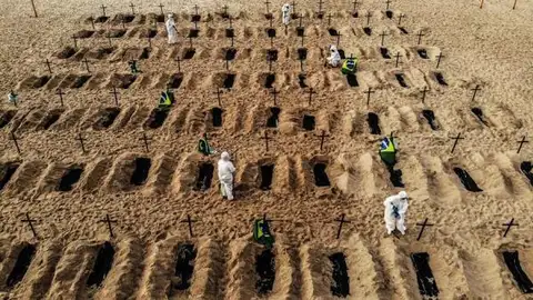 Playa de Copacabana convertida en un cementerio Playa de Copacabana convertida en un cementerio