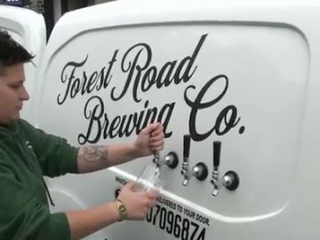 Un cervecería envía pintas a domicilio en un 'pub sobre ruedas' en Reino Unido