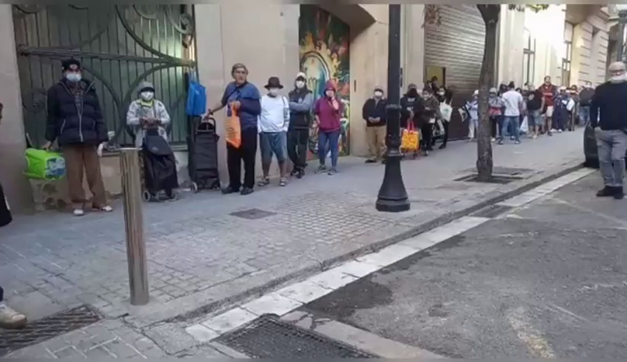 La parroquia de Santa Anna de Barcelona no da abasto ante las largas colas de personas que acuden a pedir comida La parroquia de Santa Anna de Barcelona no da abasto ante las largas colas de personas que acuden a pedir comida