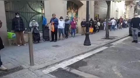 La parroquia de Santa Anna de Barcelona no da abasto ante las largas colas de personas que acuden a pedir comida La parroquia de Santa Anna de Barcelona no da abasto ante las largas colas de personas que acuden a pedir comida