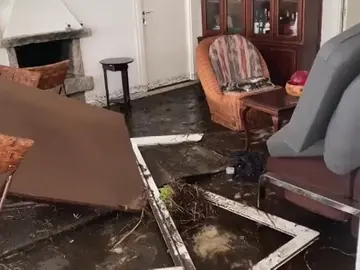 Revienta un gran depósito de agua en O Grove, Pontevedra, causando importantes daños Revienta un gran depósito de agua en O Grove, Pontevedra, causando importantes daños