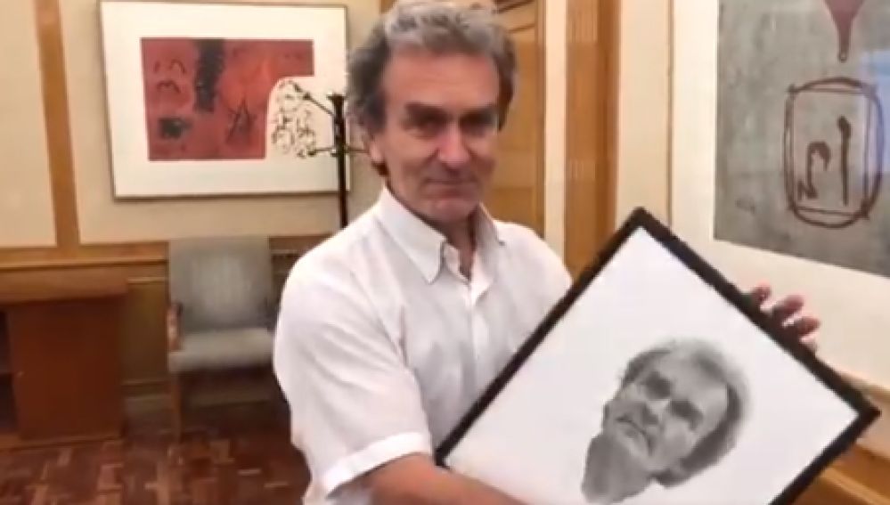Fernando Símón con un retrato del autor Pepe García