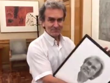 Fernando Símón con un retrato del autor Pepe García