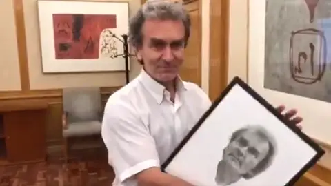 Fernando Símón con un retrato del autor Pepe García Fernando Símón con un retrato del autor Pepe García
