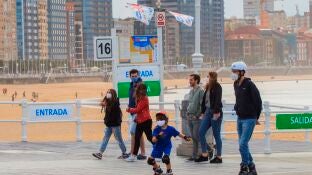 Un grupo de personas pasean por el paseo mar&iacute;timo de la playa de San Lorenzo de Gij&oacute;n .