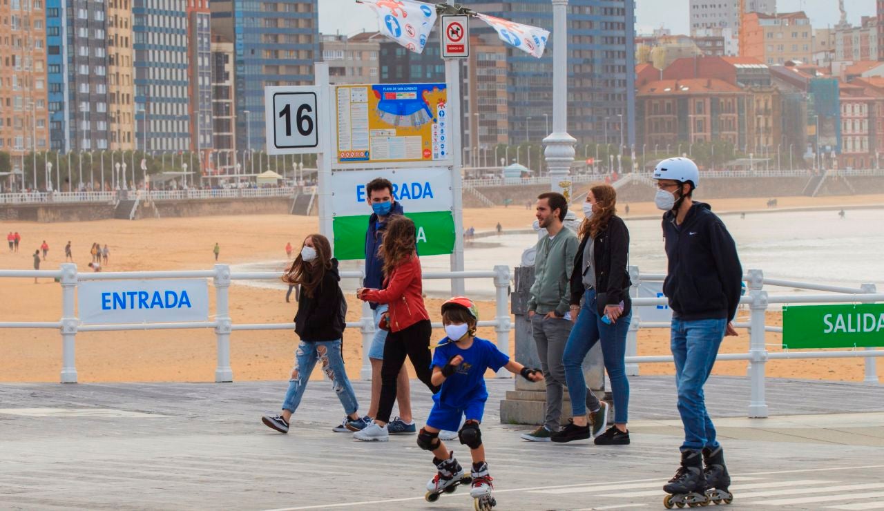 Un grupo de personas pasean por el paseo marítimo de la playa de San Lorenzo de Gijón . Un grupo de personas pasean por el paseo marítimo de la playa de San Lorenzo de Gijón .