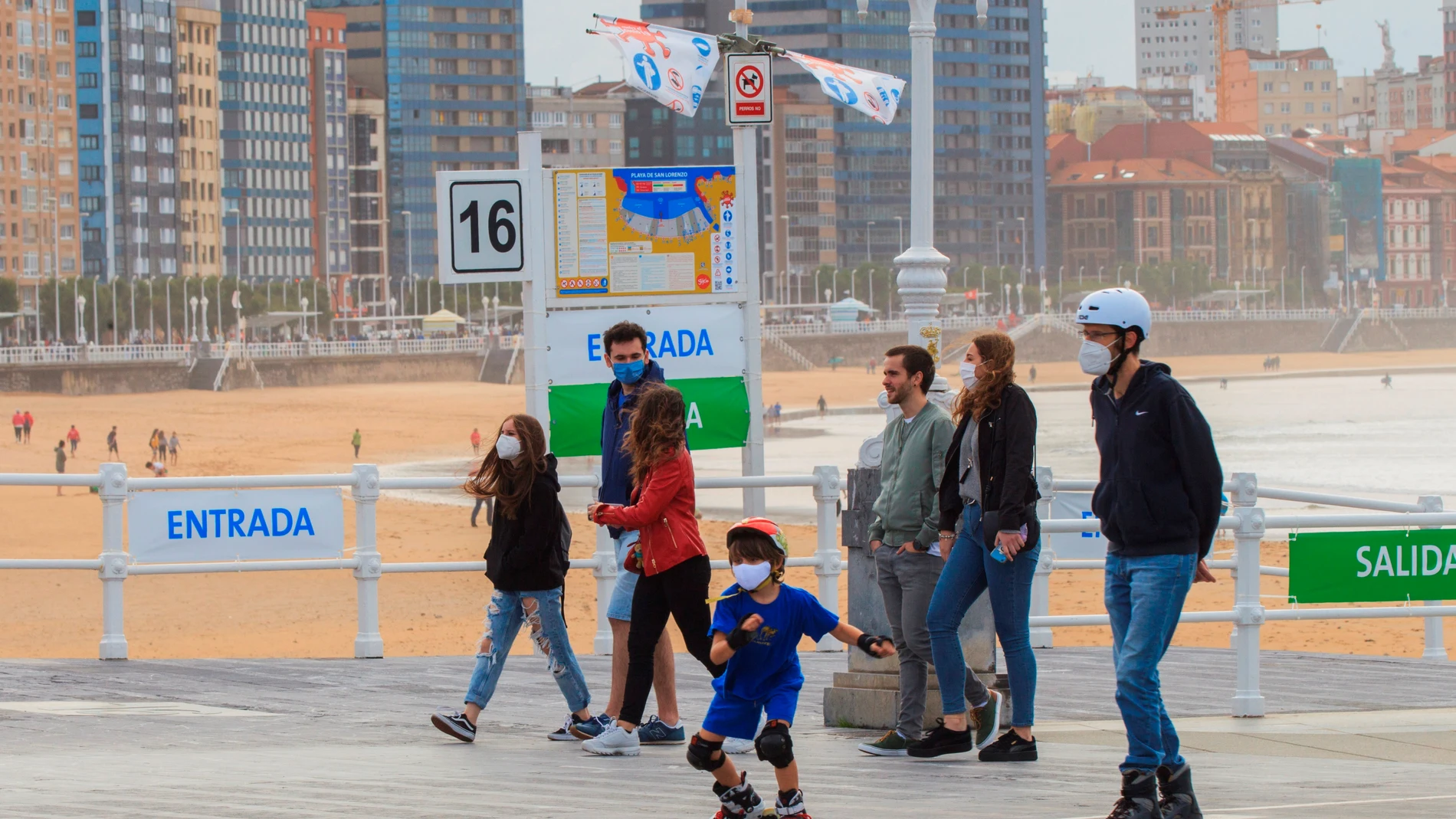 Un grupo de personas pasean por el paseo marítimo de la playa de San Lorenzo de Gijón . Un grupo de personas pasean por el paseo marítimo de la playa de San Lorenzo de Gijón .