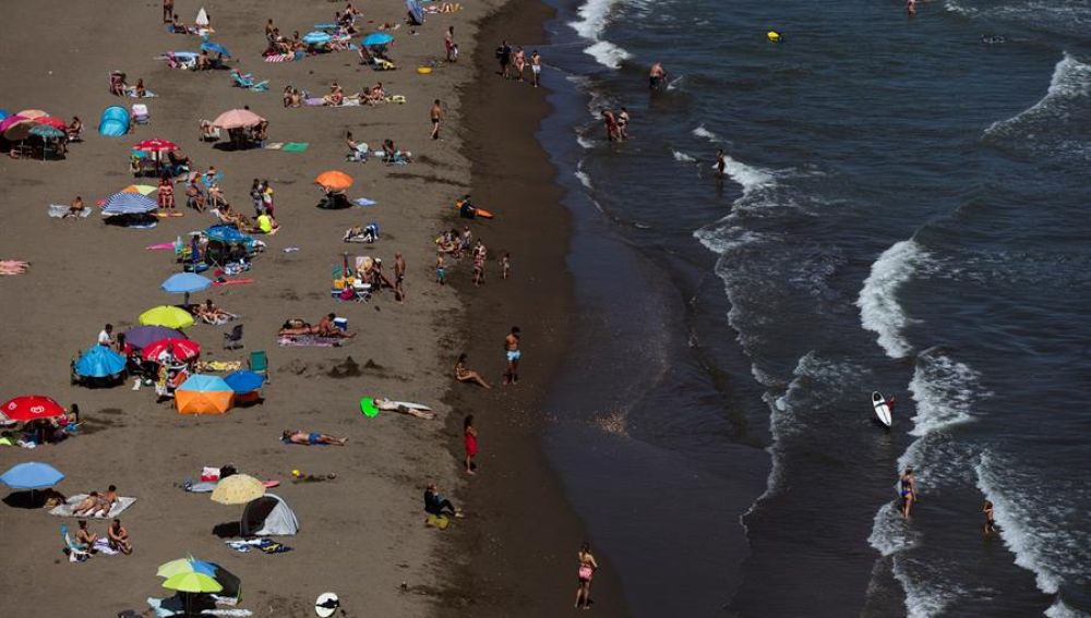  Andalucía estrena 3.000 nuevos vigilantes de la playa que harán cumplir las normativas contra el coronavirus 