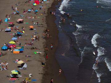  Andalucía estrena 3.000 nuevos vigilantes de la playa que harán cumplir las normativas contra el coronavirus 