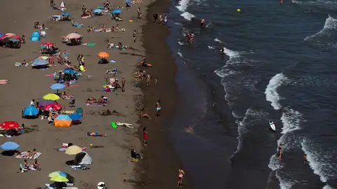 Andalucía estrena 3.000 nuevos vigilantes de la playa que harán cumplir las normativas contra el coronavirus Andalucía estrena 3.000 nuevos vigilantes de la playa que harán cumplir las normativas contra el coronavirus