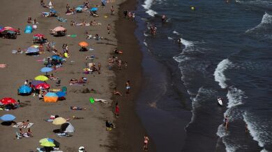 Andalucía estrena 3.000 nuevos vigilantes de la playa que harán cumplir las normativas contra el coronavirus 