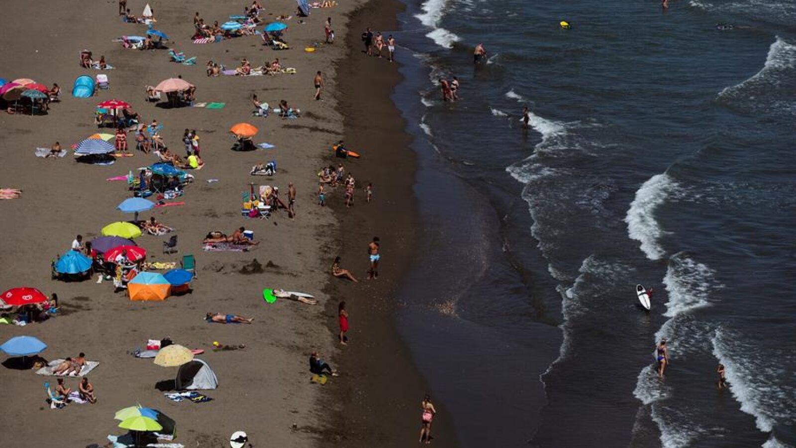 Andalucía estrena 3.000 nuevos vigilantes de la playa que harán cumplir las normativas contra el coronavirus 