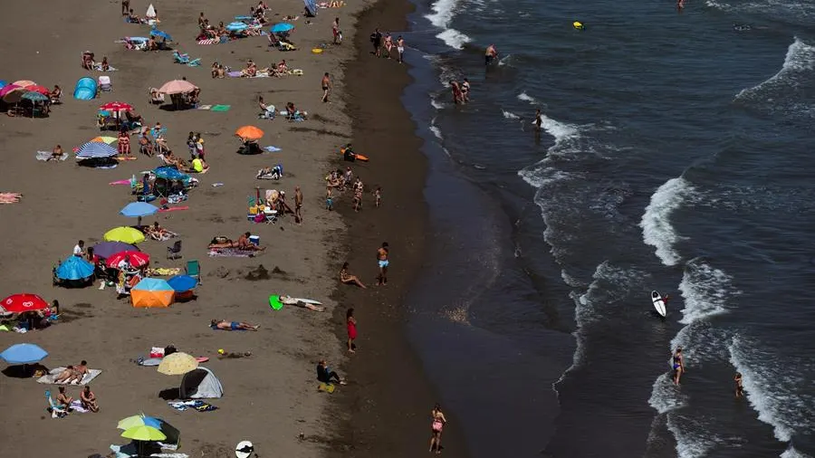 Andalucía estrena 3.000 nuevos vigilantes de la playa que harán cumplir las normativas contra el coronavirus Andalucía estrena 3.000 nuevos vigilantes de la playa que harán cumplir las normativas contra el coronavirus