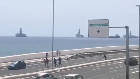 Un grupo de jóvenes pone en riesgo a los usuarios de una autovía de Gran Canaria tras cruzar a pie hasta seis carriles Un grupo de jóvenes pone en riesgo a los usuarios de una autovía de Gran Canaria tras cruzar a pie hasta seis carriles