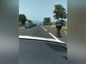 Pillan a un ciclista circulando por el arcén de la autopista en Tenerife Pillan a un ciclista circulando por el arcén de la autopista en Tenerife