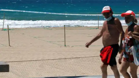 Señalización en la playa de Benidorm para parcelar la arena Señalización en la playa de Benidorm para parcelar la arena