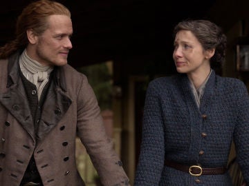 Sam Heughan y Caitriona Balfe como Jamie y Claire al final de la temporada 5 de 'Outlander'