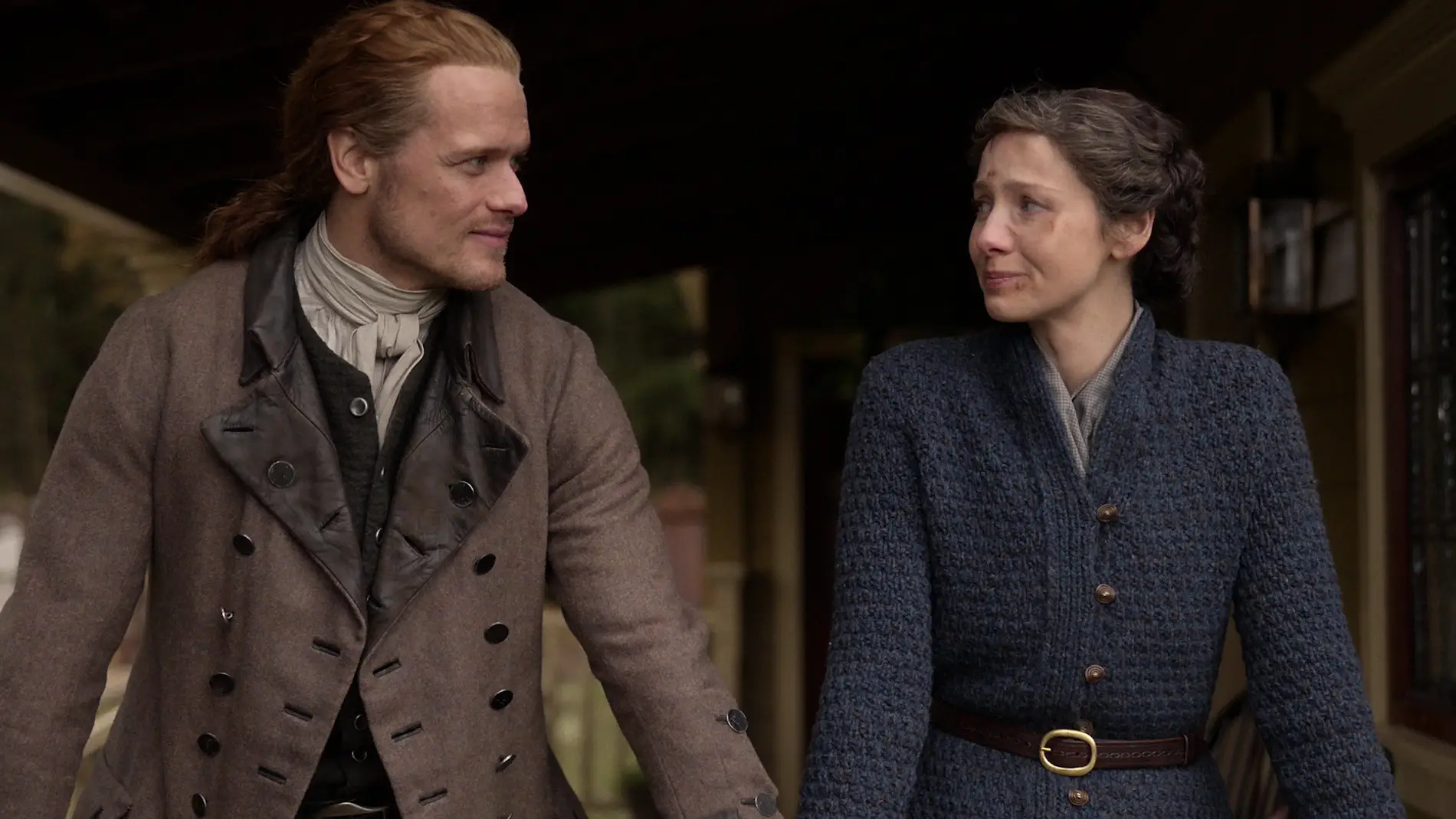 Sam Heughan y Caitriona Balfe como Jamie y Claire al final de la temporada 5 de 'Outlander'
