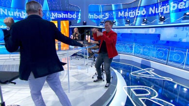 Carlos Latre y Boris Izaguirre se dejan llevar por el ritmo de ‘Mambo Number 5’ en ‘La Pista’