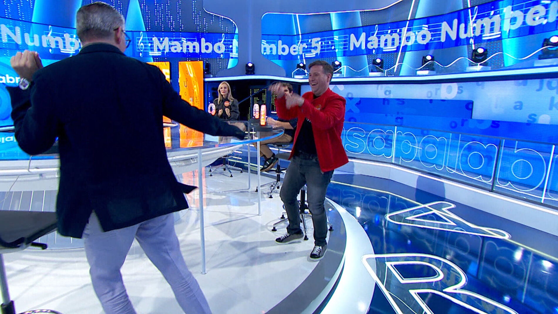 Carlos Latre y Boris Izaguirre se dejan llevar por el ritmo de &lsquo;Mambo Number 5&rsquo; en &lsquo;La Pista&rsquo;