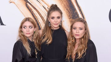 Las gemelas Olsen junto a su hermana Elizabeth