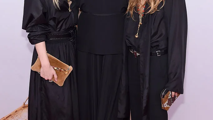 Las gemelas Olsen junto a su hermana Elizabeth