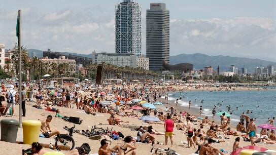 Aspecto de la playa de San Sebasti&aacute;, en Barcelona, este domingo