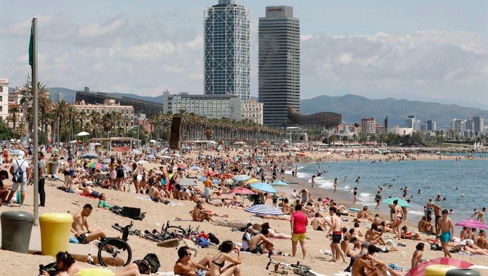 Aspecto de la playa de San Sebastiá, en Barcelona, durante la pandemia
