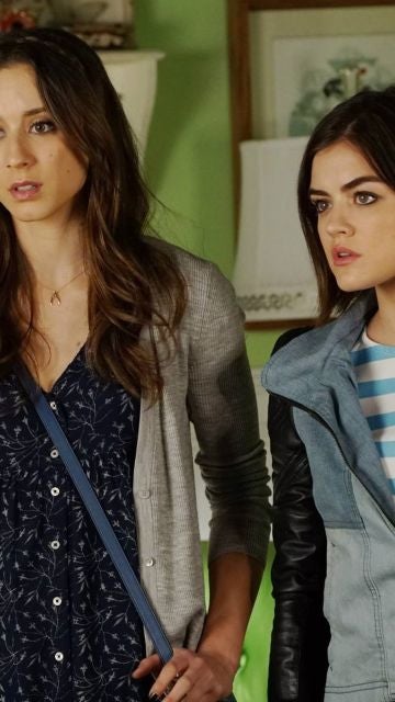 Troian Bellisario y Lucy Hale como Spencer y Aria en 'Pretty Little Liars'