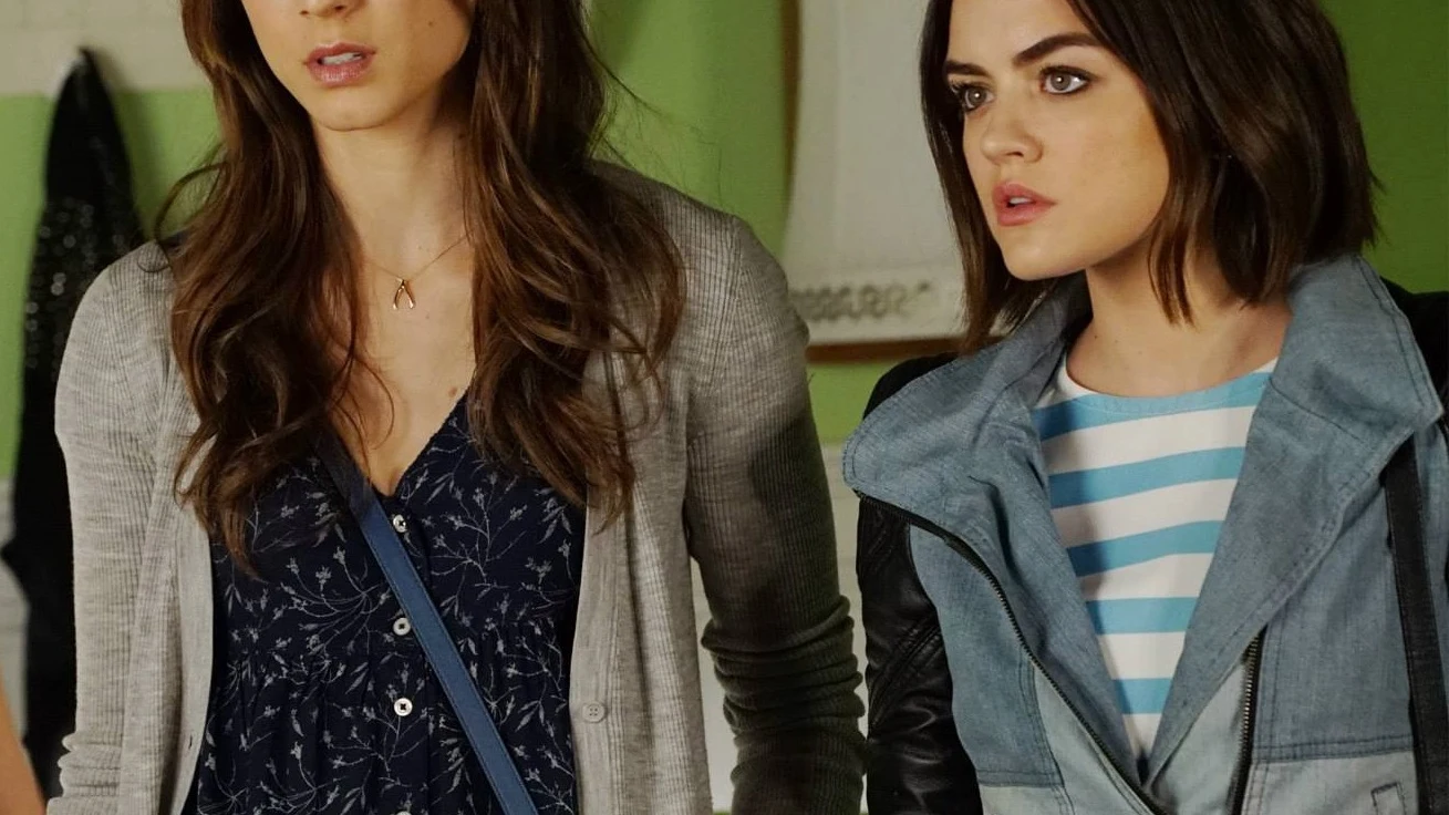 Troian Bellisario y Lucy Hale como Spencer y Aria en 'Pretty Little Liars' Troian Bellisario y Lucy Hale como Spencer y Aria en 'Pretty Little Liars'