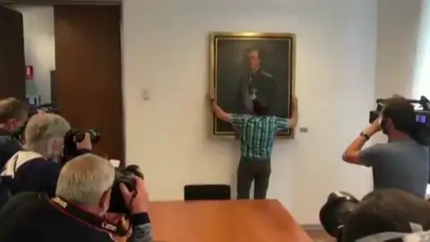 Retiran el retrato del rey emérito Juan Carlos del Parlamento de Navarra Retiran el retrato del rey emérito Juan Carlos del Parlamento de Navarra