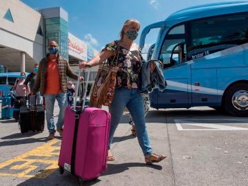 Una pareja de turistas alemanes a su llegada al aeropuerto de Palma el pasado 15 de junio