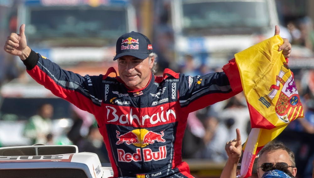 Carlos Sainz, tras su última victoria en el Dakar