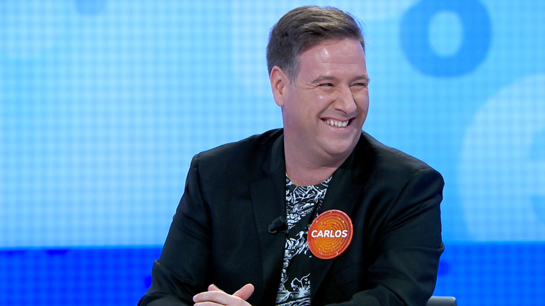 ¡Una imitación perfecta! Fernando Simón, entre los 600 amigos de Carlos Latre en ‘Pasapalabra’