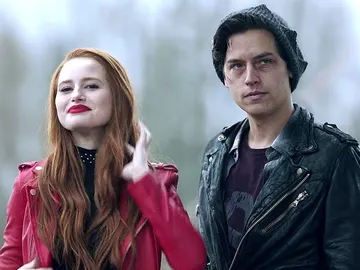 Madelaine Petsch y Cole Sprouse en 'Riverdale' Madelaine Petsch y Cole Sprouse en 'Riverdale'