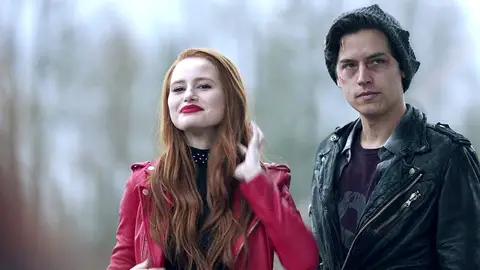 Madelaine Petsch y Cole Sprouse en 'Riverdale'