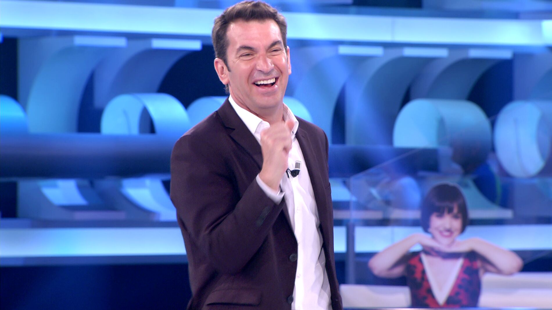 &ldquo;&iexcl;Qu&eacute; bonito es!&rdquo;: Arturo Valls estrena la nueva canci&oacute;n de El Torres para el euro de &lsquo;&iexcl;Ahora caigo!&rsquo;