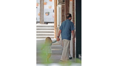Alessandro Lequio de la mano con su hija Ginevra 