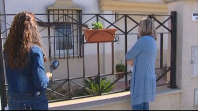Varios okupas tiran piedras y amenazan a un equipo de Espejo Público y a la propietaria de la vivienda 