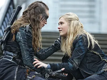 Lexa y Clarke en 'The 100' Lexa y Clarke en 'The 100'