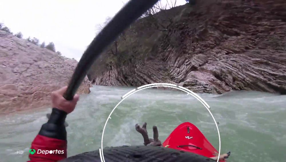  Unos kayakistas salvan a un ciervo de morir ahogado en pleno descenso