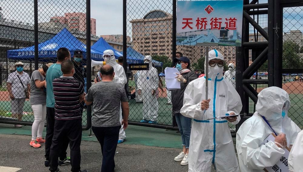 China sospecha que el brote de coronavirus de Pekin se originó por el salmón importado desde Europa
