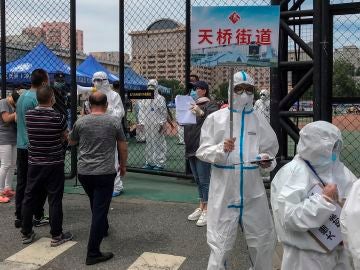 Imagen de archivo de varios sanitarios chinos protegidos con EPIs durante la pandemia de coronavirus