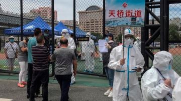 Imagen de archivo de varios sanitarios chinos protegidos con EPIs durante la pandemia de coronavirus