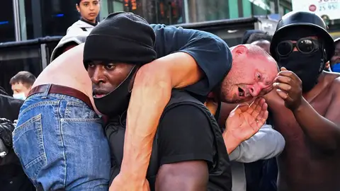 Patrick Hutchinson salvando la vida de un hombre blanco en Londres Patrick Hutchinson salvando la vida de un hombre blanco en Londres