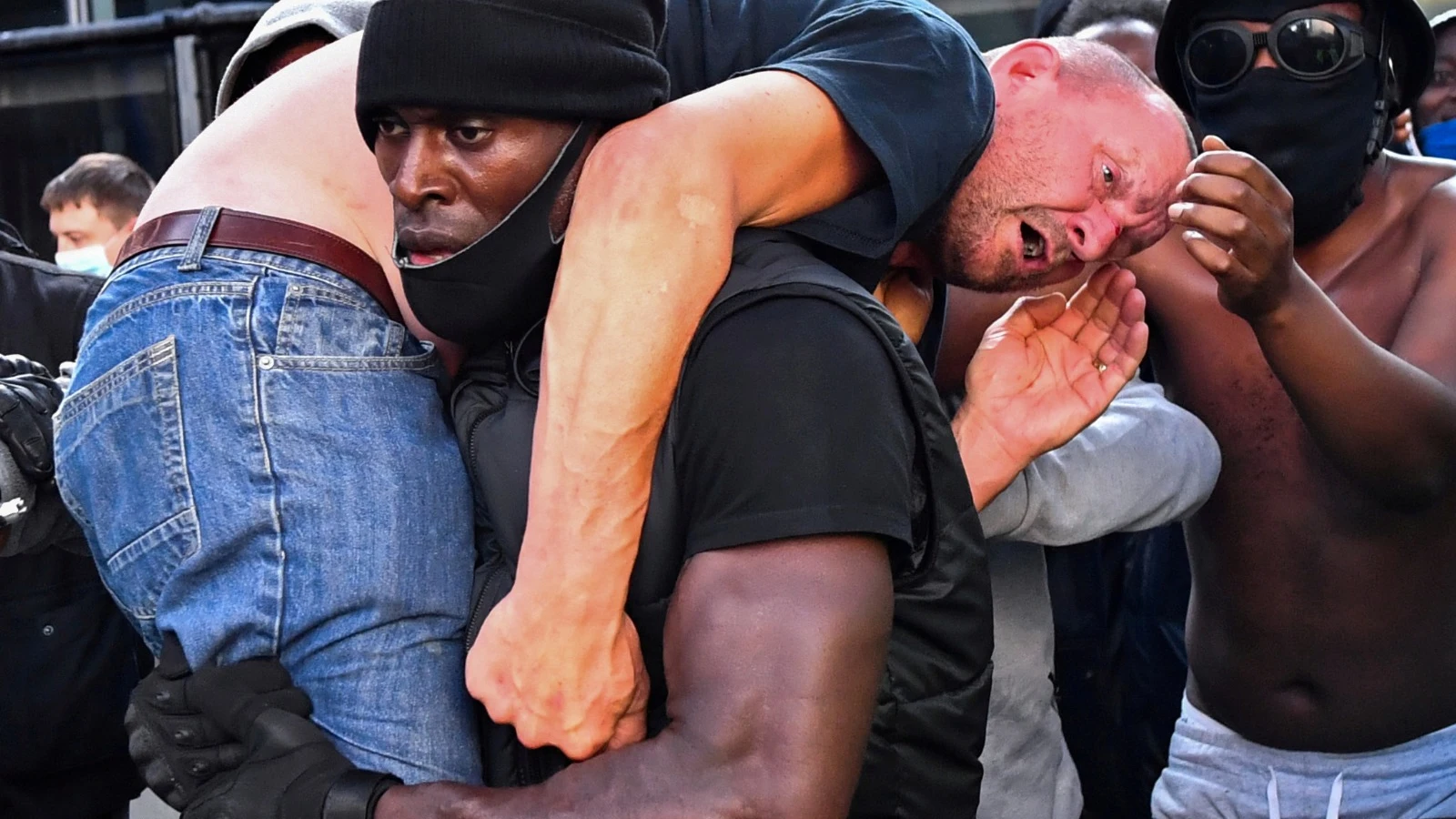 Patrick Hutchinson salvando la vida de un hombre blanco en Londres Patrick Hutchinson salvando la vida de un hombre blanco en Londres